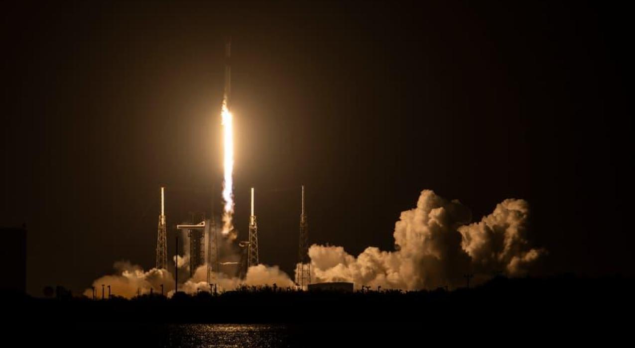 SpaceX запустила 54 спутника на двух ракетах с разных побережий США менее чем за сутки — первые ступени использовались более 20 раз