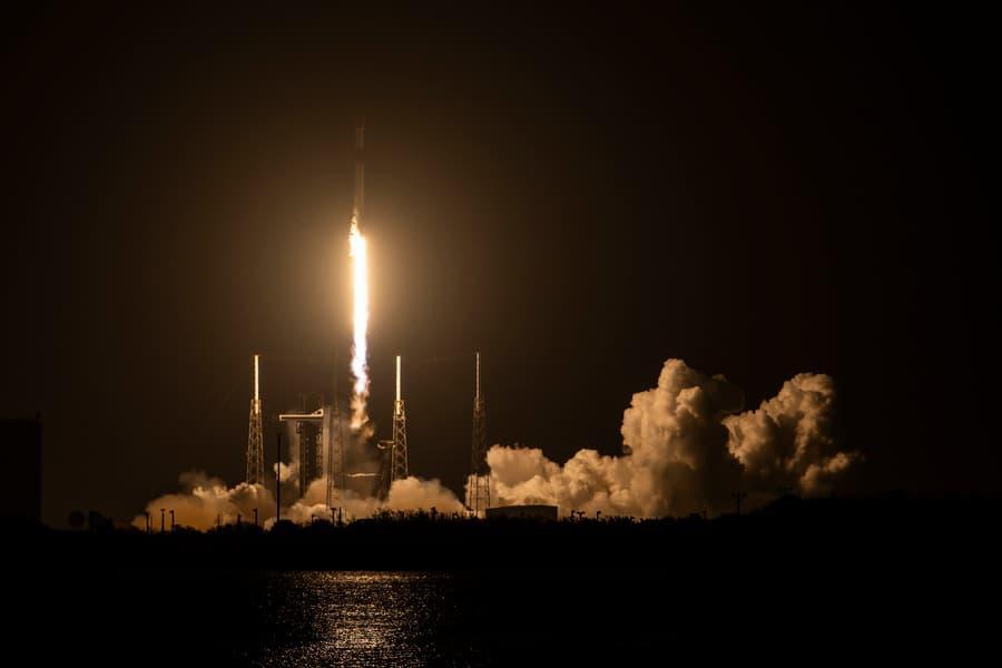 SpaceX запустила 54 спутника на двух ракетах с разных побережий США менее чем за сутки — первые ступени использовались более 20 раз