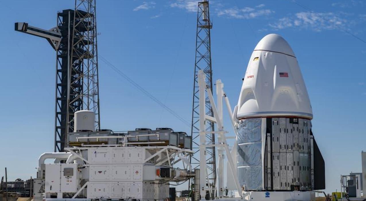 Новый космический корабль SpaceX Dragon доставлен на стартовую площадку