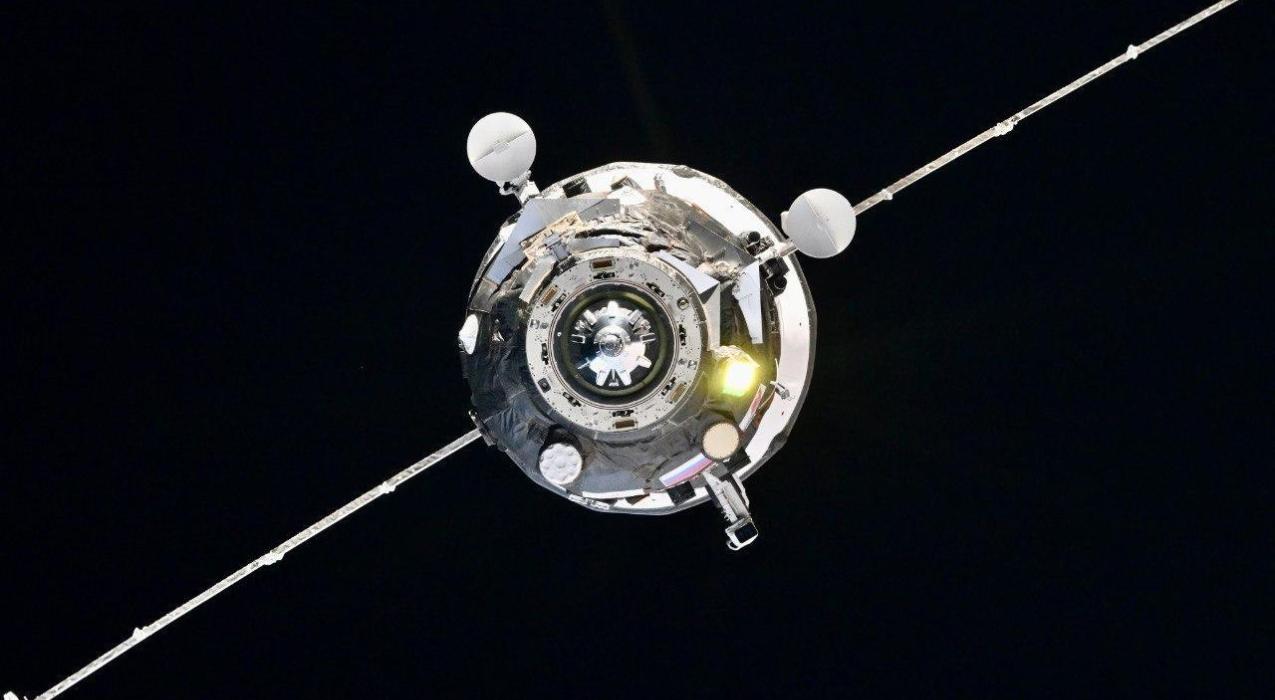 Грузовой корабль «Прогресс МС-27» дозаправил МКС топливом