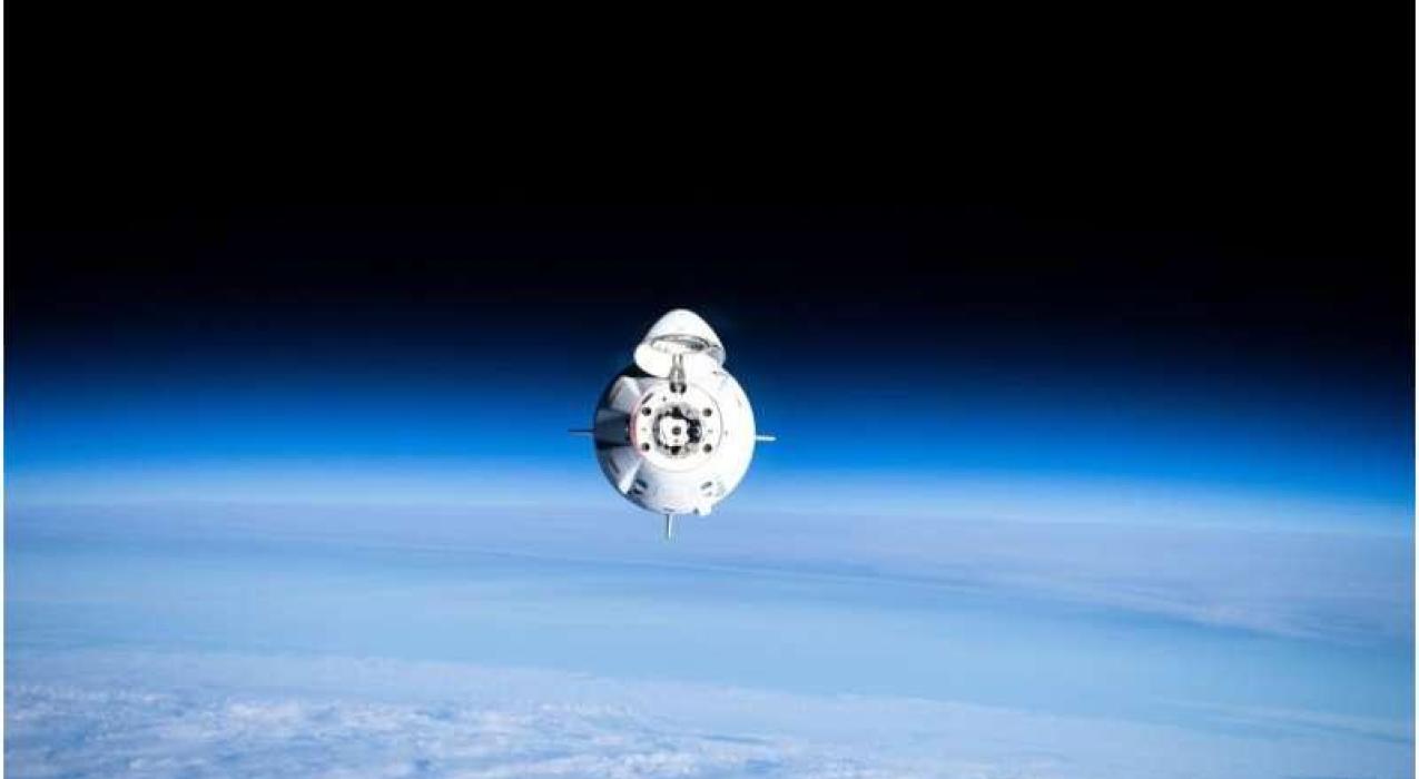 В отчете анализируется долгая история поддержки НАСА коммерческих космических полетов.