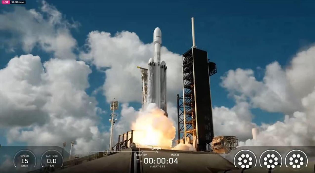 Идеальный пуск тяжелой ракеты: SpaceX успешно запустила Falcon Heavy после 1,5-летнего перерыва