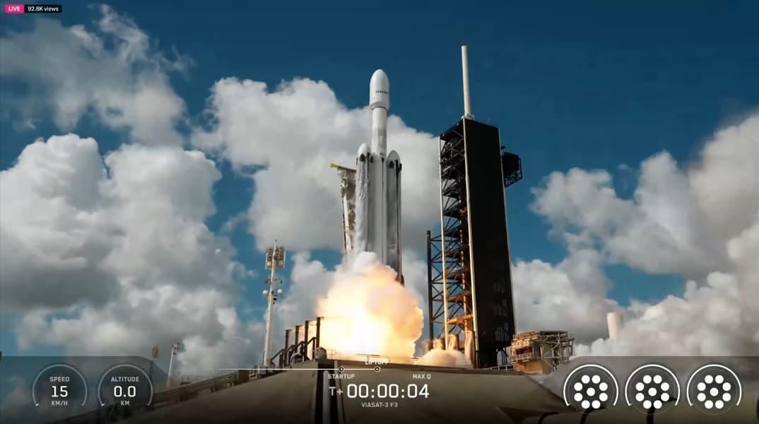 Идеальный пуск тяжелой ракеты: SpaceX успешно запустила Falcon Heavy после 1,5-летнего перерыва