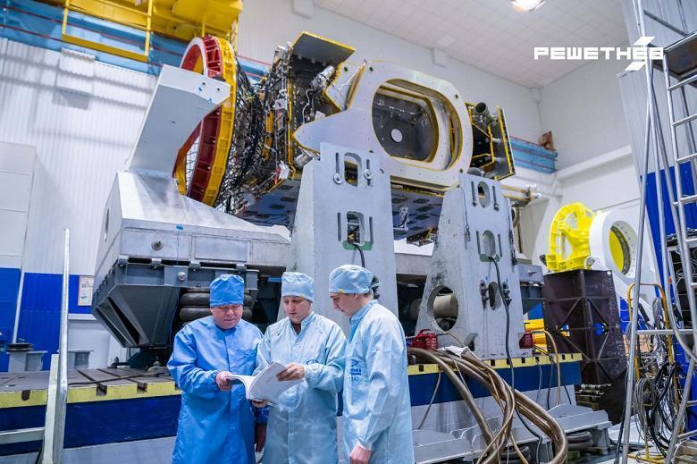 Новый спутник связи «Экспресс-АМУ» проходит механические испытания