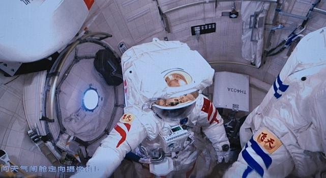 Экипаж на китайской орбитальной станции впервые получил кислород