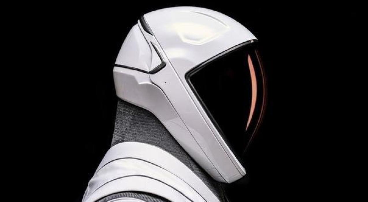 SpaceX представила скафандр EVA для выхода в открытый космос — с повышенной подвижностью и проекционным экраном.