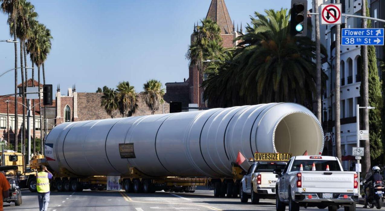 Ракетные двигатели доставлены в Лос-Анджелес для демонстрации космического челнока «Индевор»