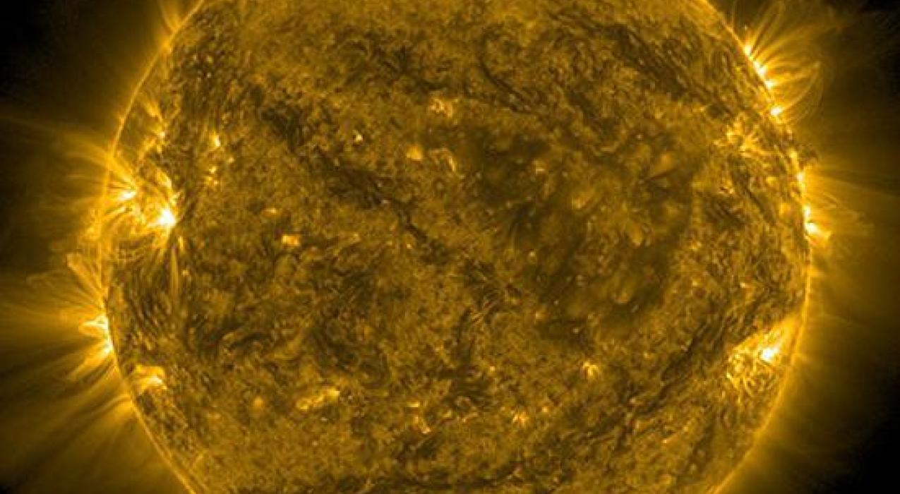 Выявлены "магнитные лавины", ускоряющие формирование вспышек на Солнце