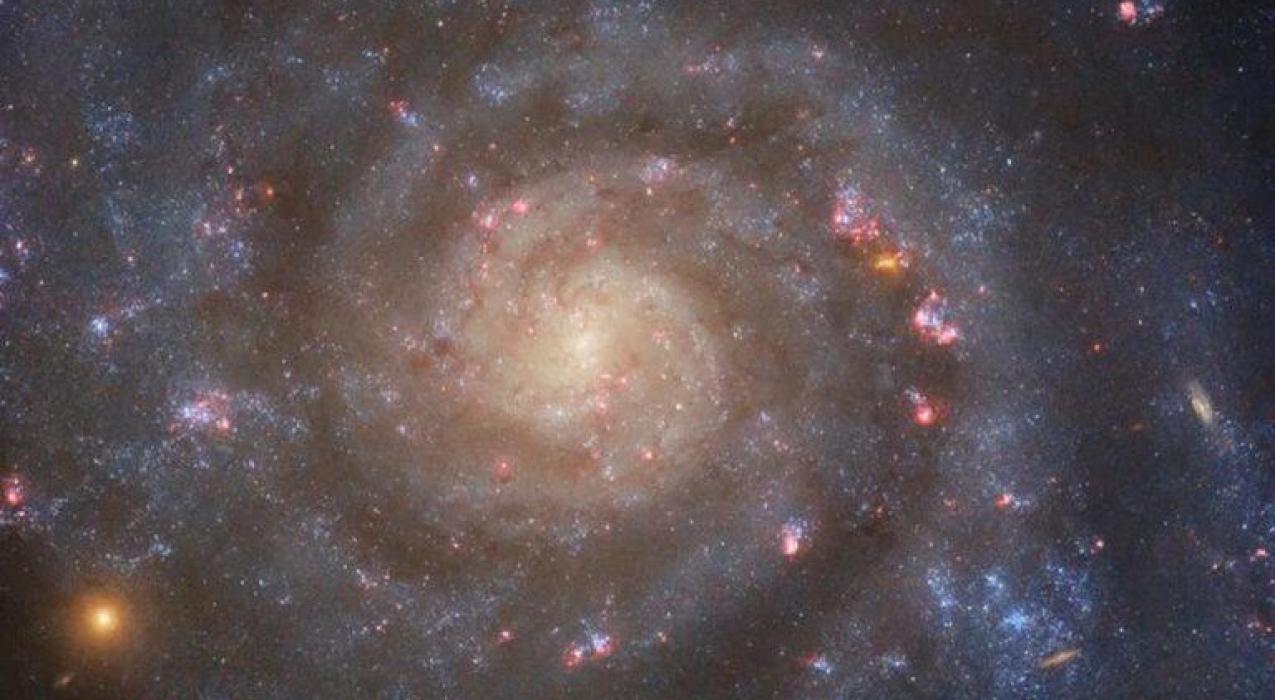 «Хаббл» сделал новый снимок спиральной галактики с перемычкой IC 5332