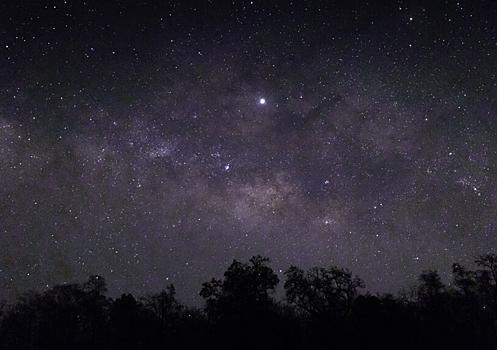 Новый спутник связи затмил большинство звезд на ночном небе