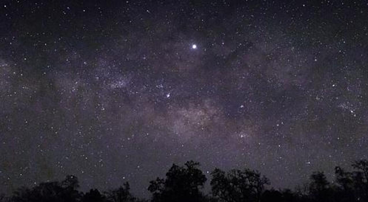 Новый спутник связи затмил большинство звезд на ночном небе