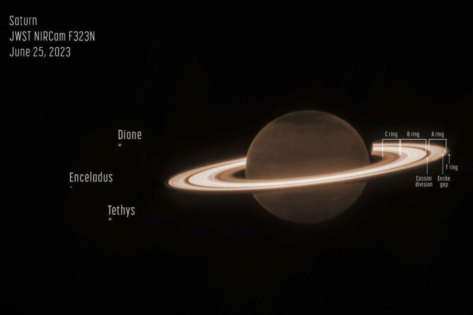 Вокруг Сатурна насчитали 128 неправильных лун