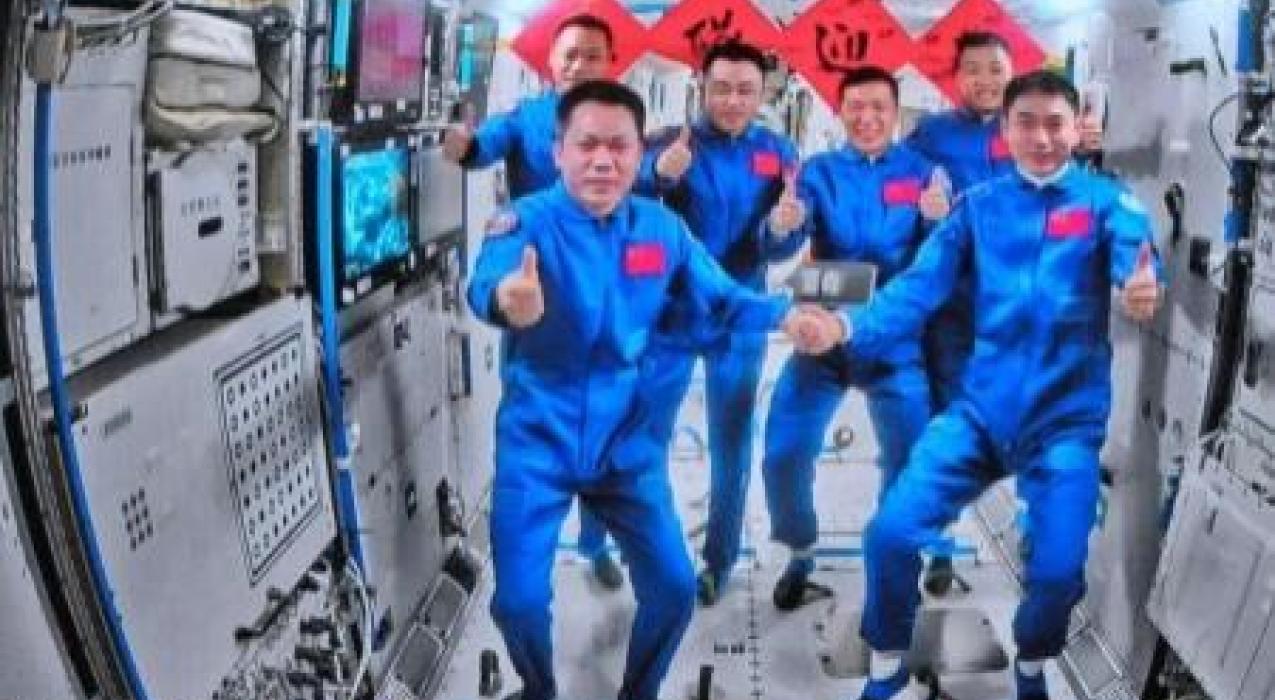 Пилотируемый корабль "Шэньчжоу-18" пристыковался к орбитальной станции КНР