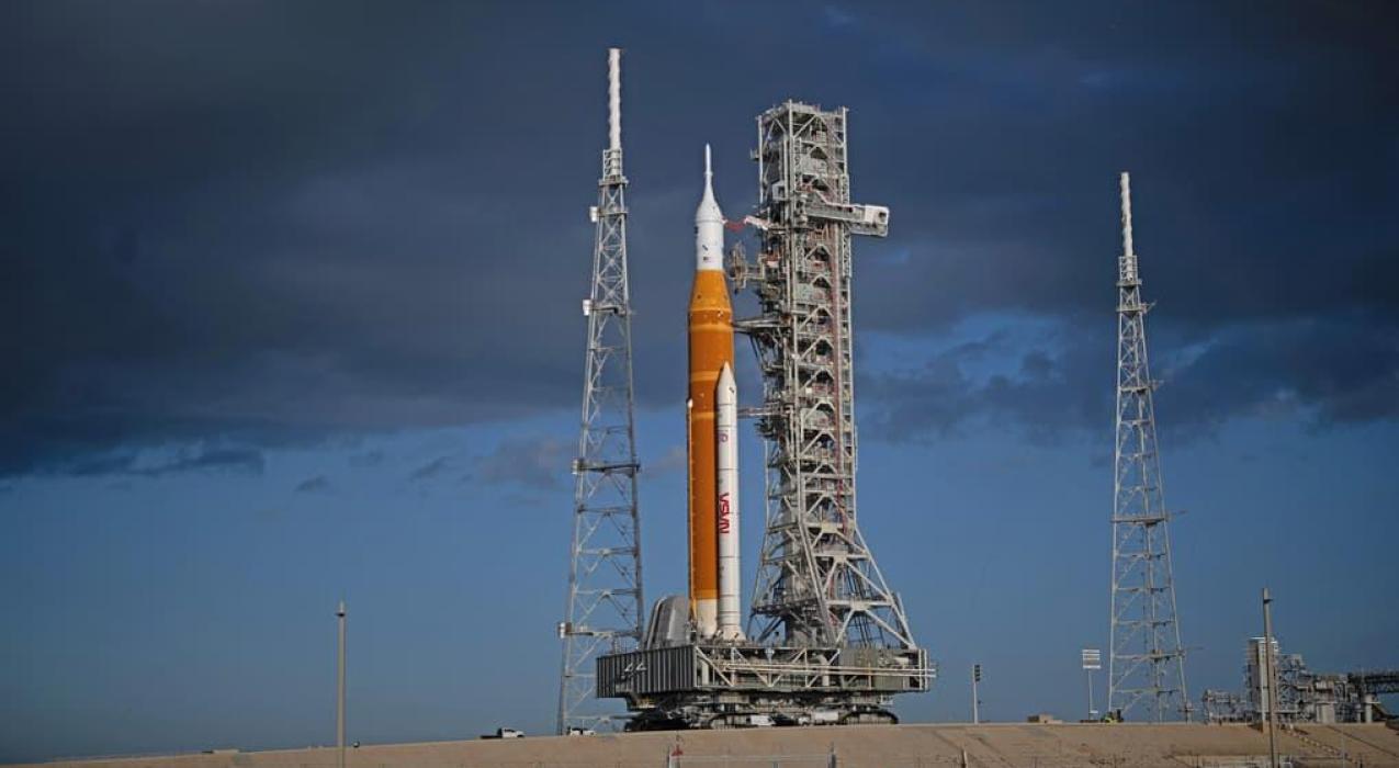 NASA доставило на стартовую площадку гигантскую ракету SLS и космический корабль Orion для лунной миссии, намеченной на 1 апреля