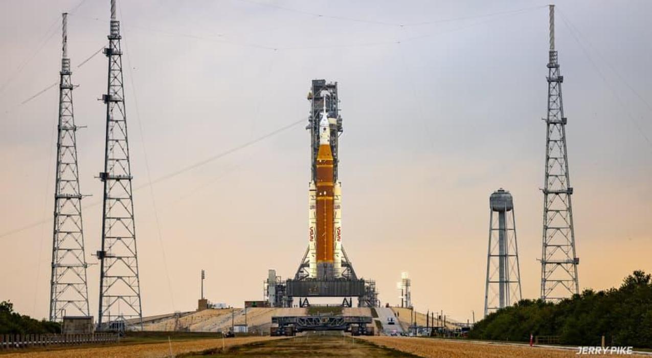 Первая пилотируемая миссия к Луне за более чем 50 лет отложена