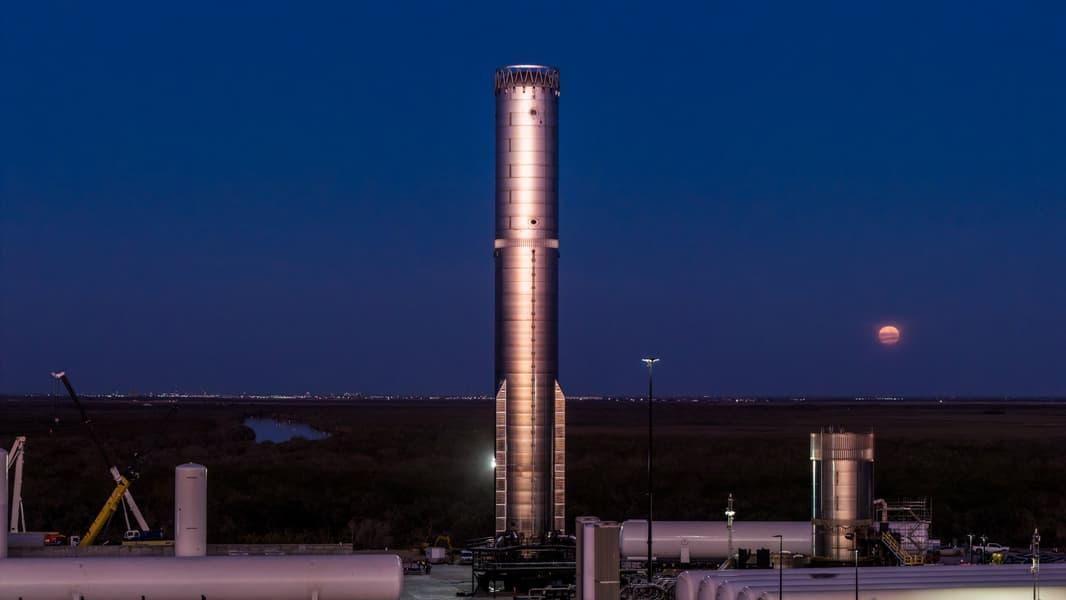 SpaceX показала сверхмощный ускоритель Booster 19 перед отправкой его на криотесты