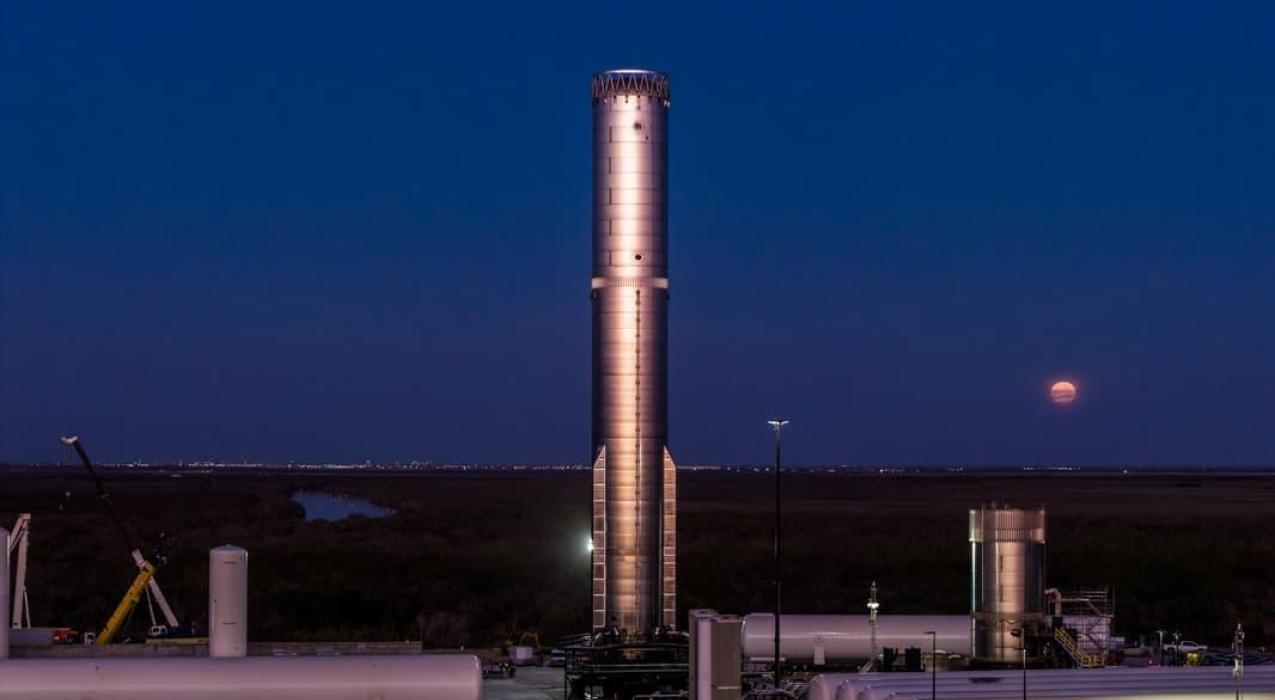 SpaceX показала сверхмощный ускоритель Booster 19 перед отправкой его на криотесты