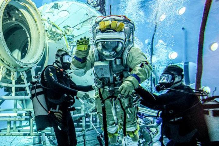 Роскосмос провел тренировку с новой схемой страховки для работы за бортом МКС