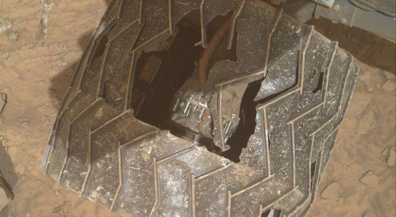 Марсоход Curiosity получил серьёзные повреждения колеса