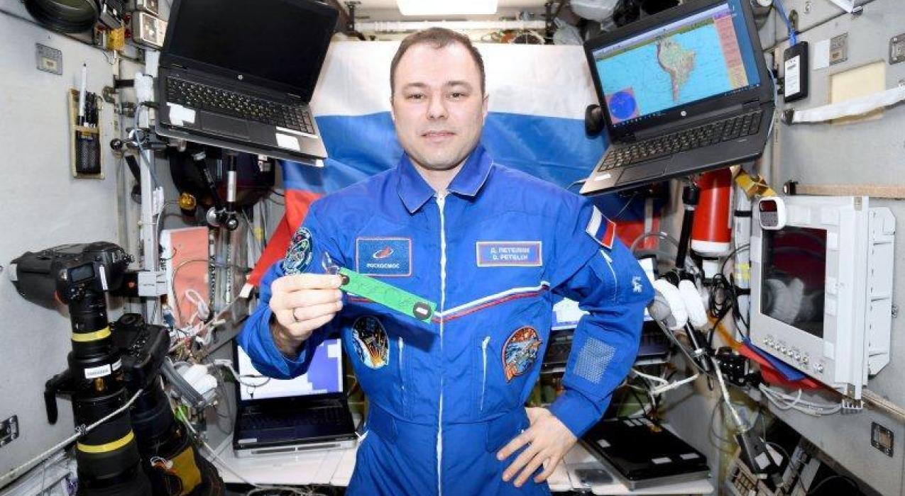 Российские космонавты отправили на Землю посылку с МКС