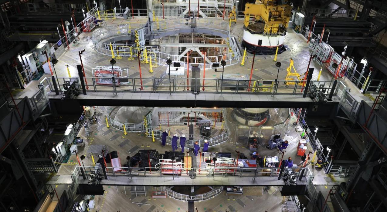 NASA продолжает сборку мощнейшей ракеты SLS для миссии Artemis II- шесть из десяти сегментов ускорителей уже установлены на мобильной пусковой платформе