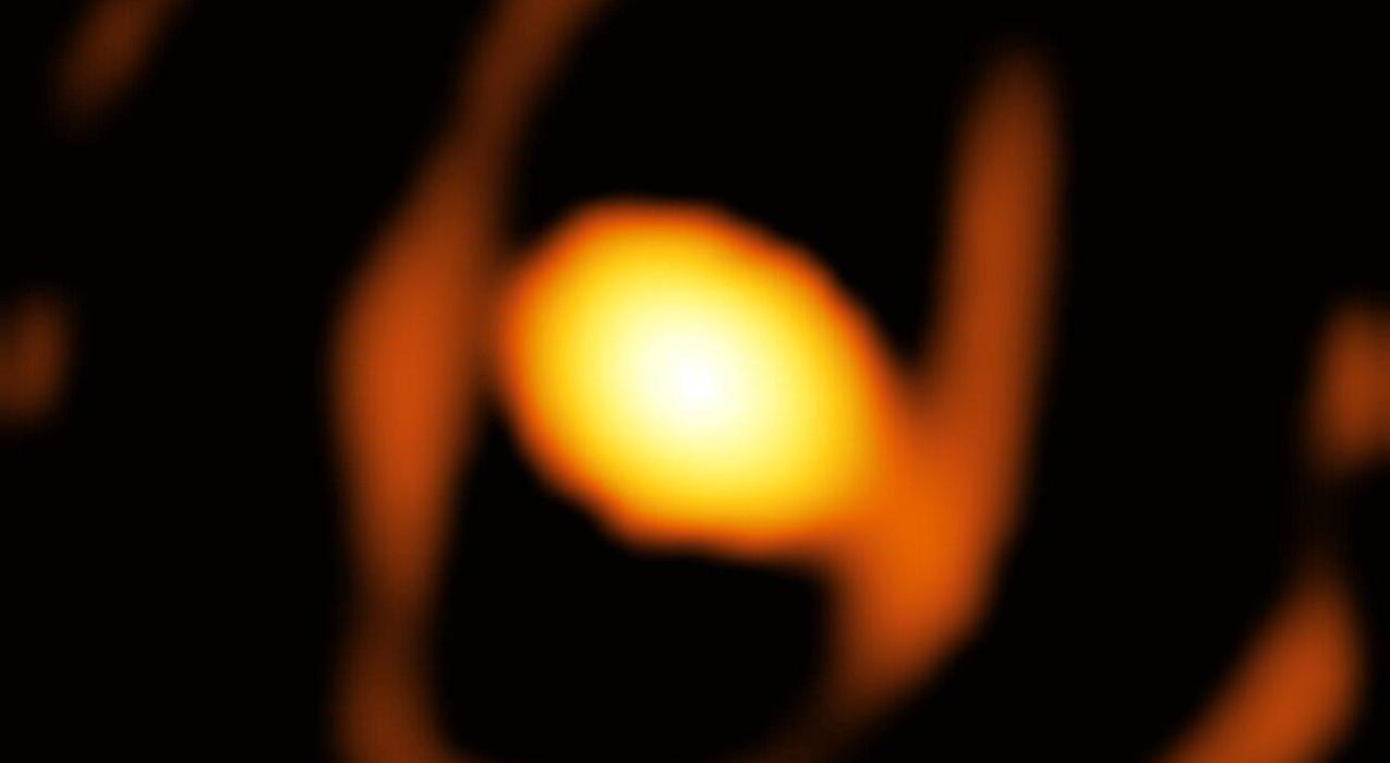 Астрономы впервые сфотографировали умирающую звезду за пределами Млечного Пути  