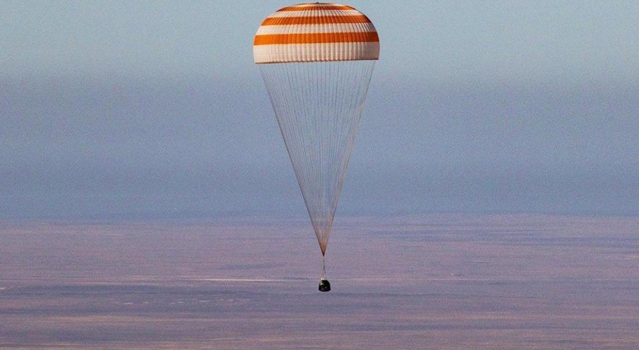 Российские космонавты Олег Кононенко и Николай Чуб вернулись на Землю после годового полета