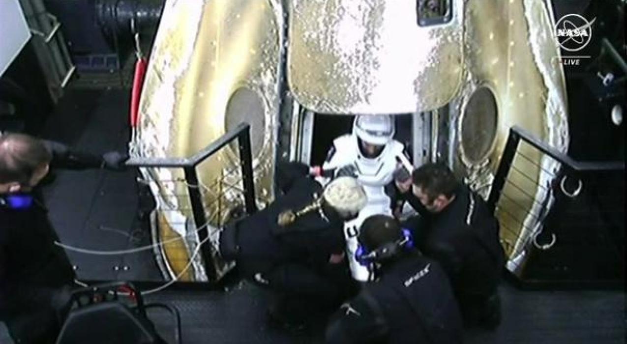 Корабль Crew Dragon Endurance совершил мягкую посадку в Мексиканском заливе недалеко от Пенсаколы, Флорида.