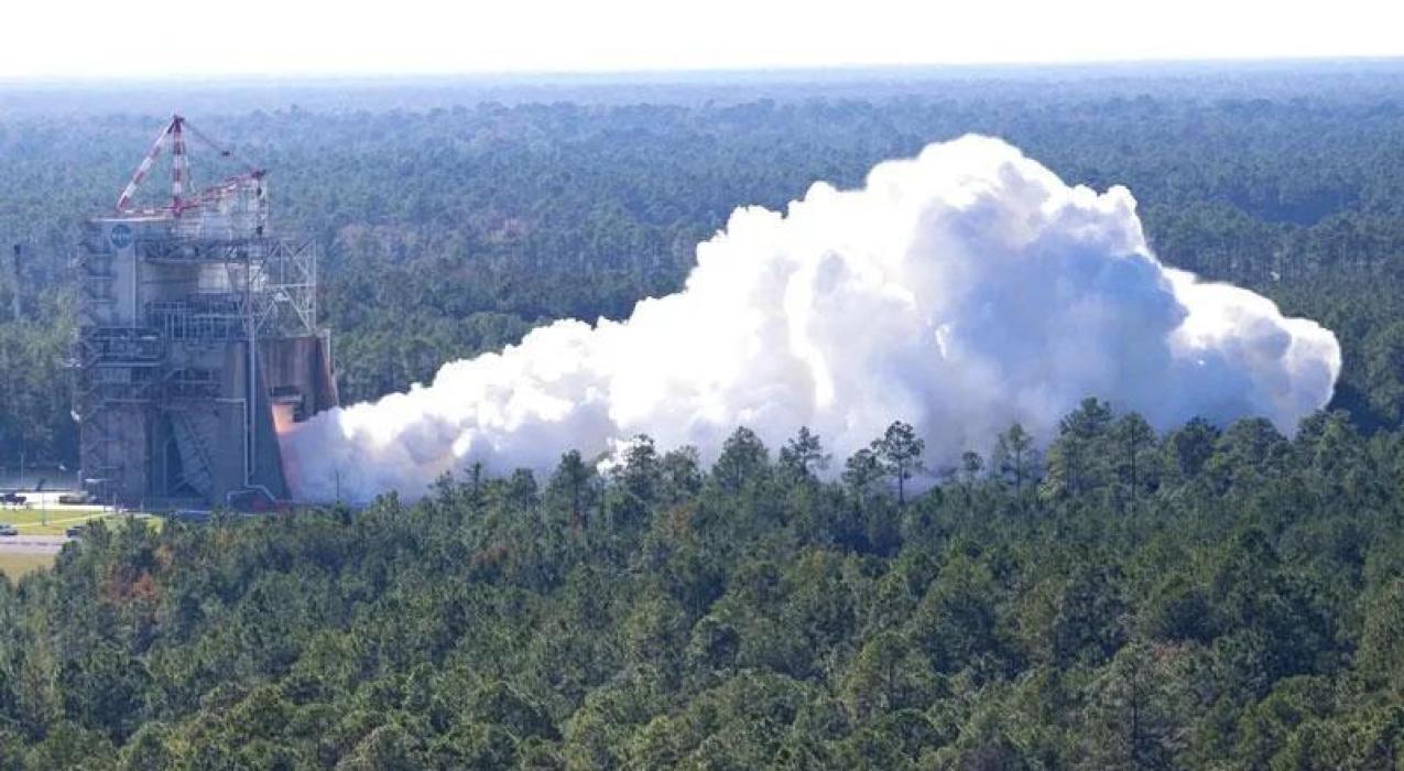 NASA завершила успешные статические огневые испытания новых ракетных двигателей RS-25 для лунных миссий