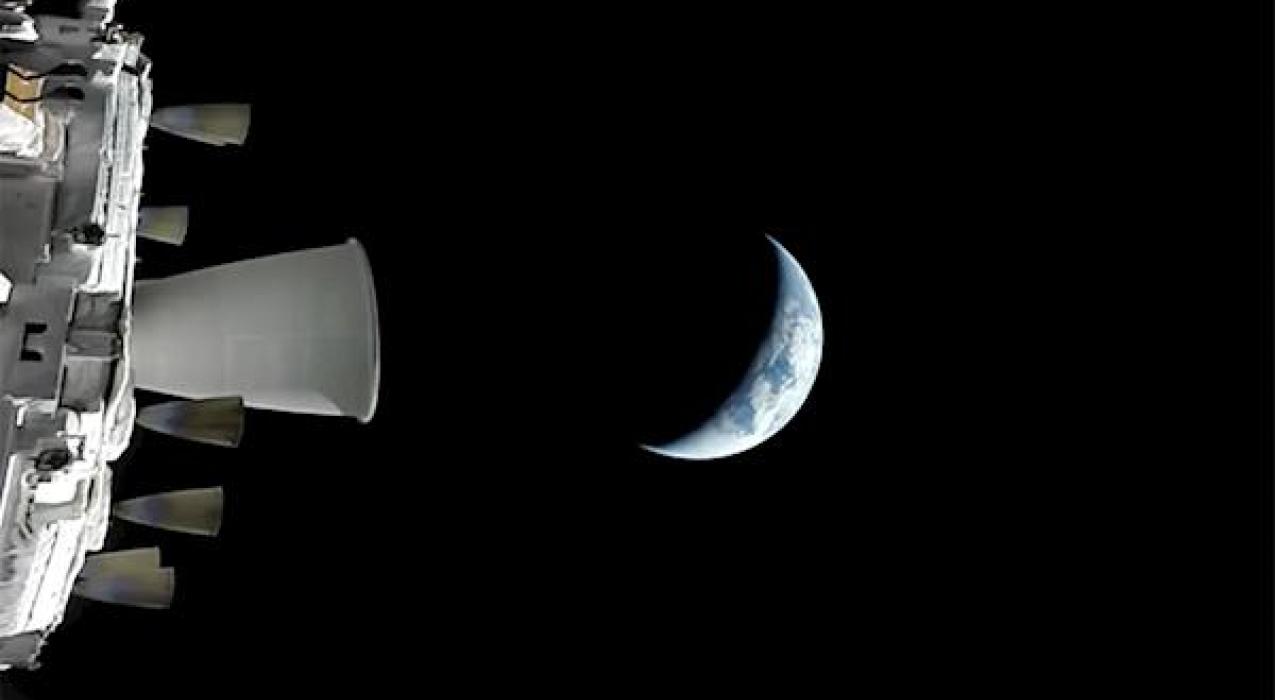 Редкие кадры: космический корабль Orion, который направился к Луне, показал Землю в форме полумесяца