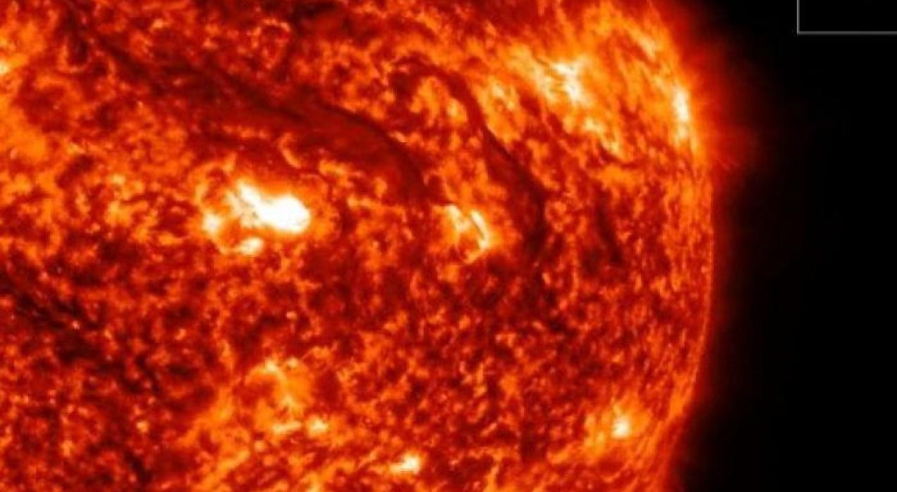 Самое большое извержение на Солнце. К Земле летит огромный поток горячей плазмы