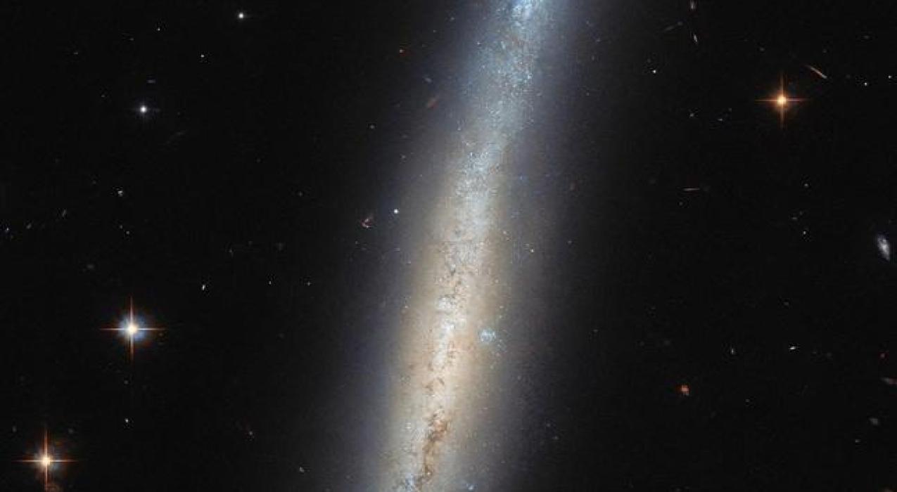 Космический телескоп Хаббл снял NGC 4423, галактику, расположенную на расстоянии около 55 миллионов световых лет в созвездии Девы